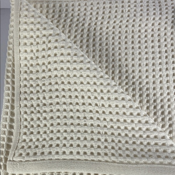 Hotel Balfour Bath Towel Set Off White Lightweight Waffle Texture Set of 2 NEW - Picture 5 of 6